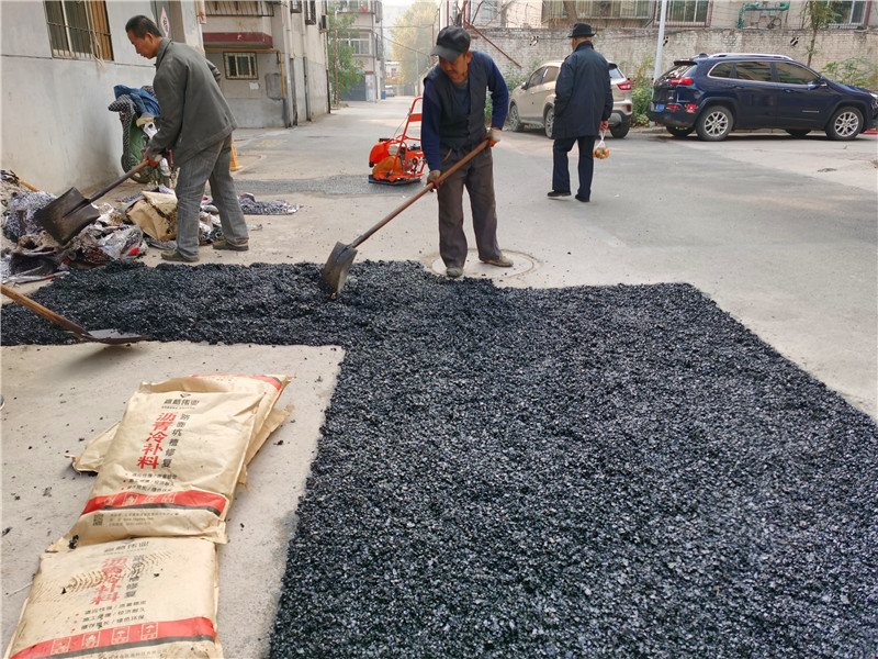 公路冷補(bǔ)瀝青混合料這三點(diǎn)更適合路面修補(bǔ)